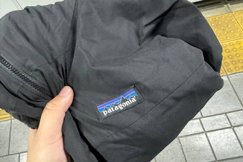 Patagonia太环保了让我提着衣服就回家了别问 问就是袋子污染环境