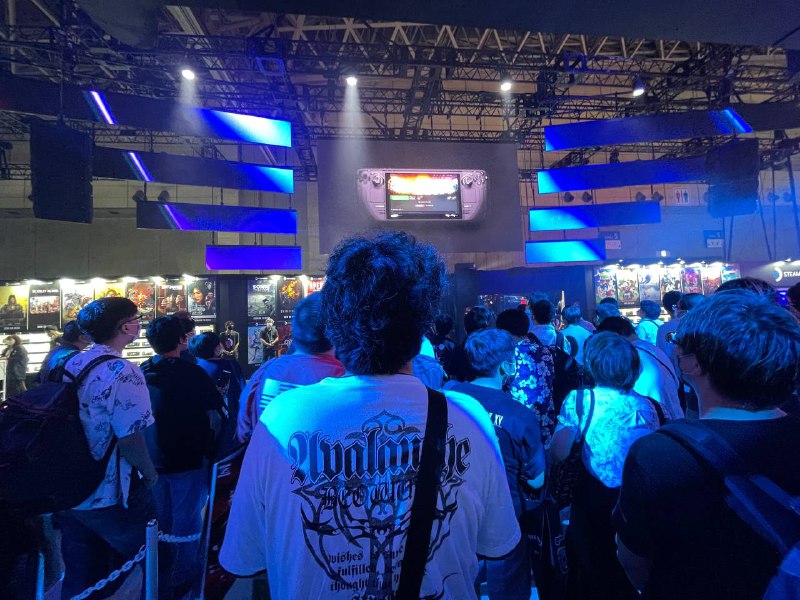 steam deck 试玩场好像参加选秀节目🤣各种灯光照射