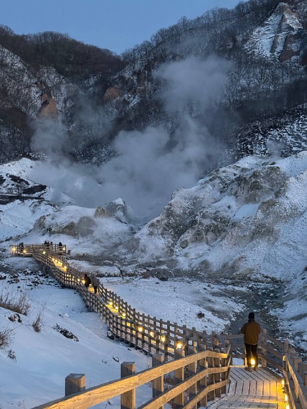 泡澡温泉来地狱谷溜达一下登别的第一滝本館温泉还是太权威了室内温泉有巨大的落地窗可以俯瞰地狱谷室外温泉可以感受大雪纷飞的场景下来一杯🍺
