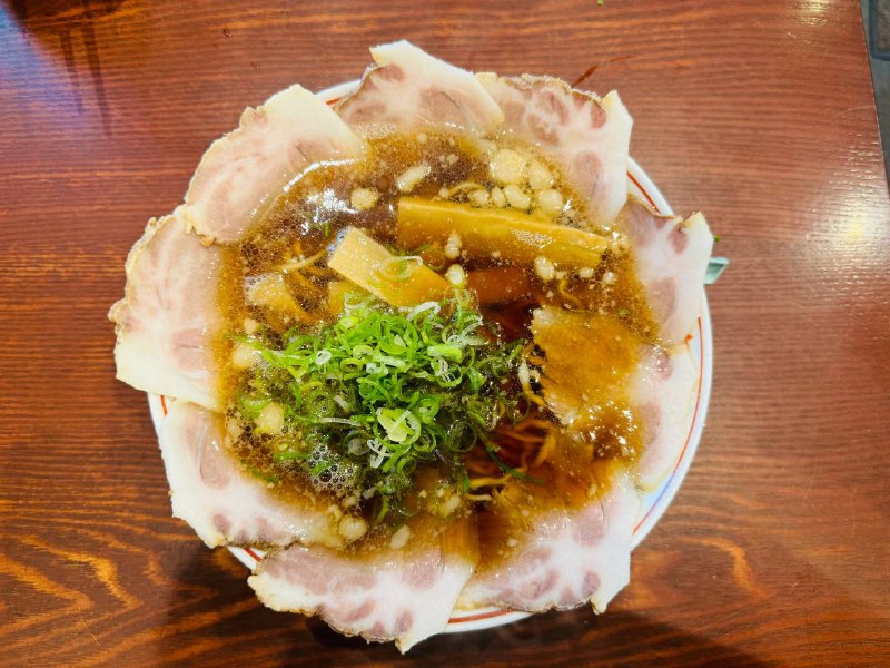 来尾道一定要品尝下尾道拉面今天吃的是叉烧面  叉烧配合猪油汤竟然一点也不油腻汤底非常浓郁鲜香真的好好吃🥹一碗才1000日元