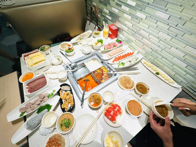 这桌子属实有点小了