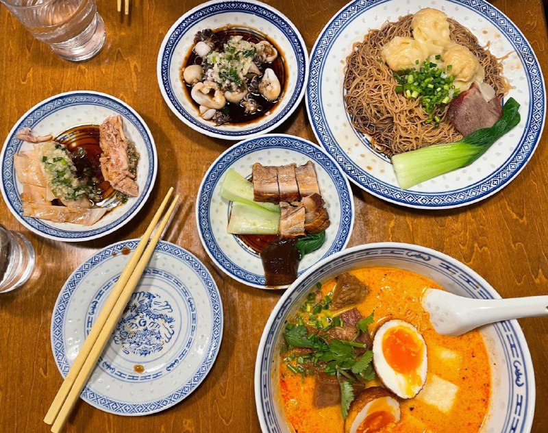 香港麺 新記 (四谷三丁目店)三道小菜1000日元，分别是白水鸡，叉烧肉和凉拌鱿鱼主餐是烧肉面，面比较一般，但是汤汁的味道很不错，给好评