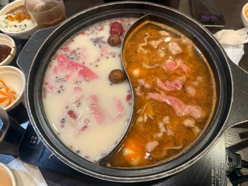 吃上限定的麻辣烫锅底+羊肉+红白团子了✌