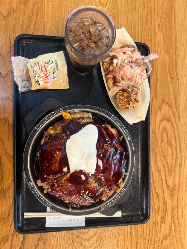 简单测评下成田T3的PP卡免费套餐正价是3400日元，包含章鱼小丸子，大阪烧，炸鸡，可乐，一块小饼干碳水炸弹🤣不过吃着还行，就是口比较重简单测评下成田T3的PP卡免费套餐正价是3400日元，包含章鱼小丸子，大阪烧，炸鸡，可乐，一块小饼干碳水炸弹🤣不过吃着还行，就是口比较重