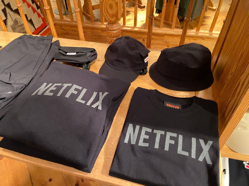 这网飞联名的衣服也太丑了🌝