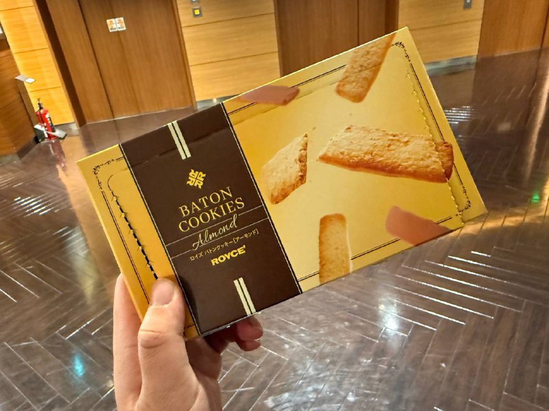 ROYCE家新出的这个饼干好好吃🤤杏仁巧克力味儿的