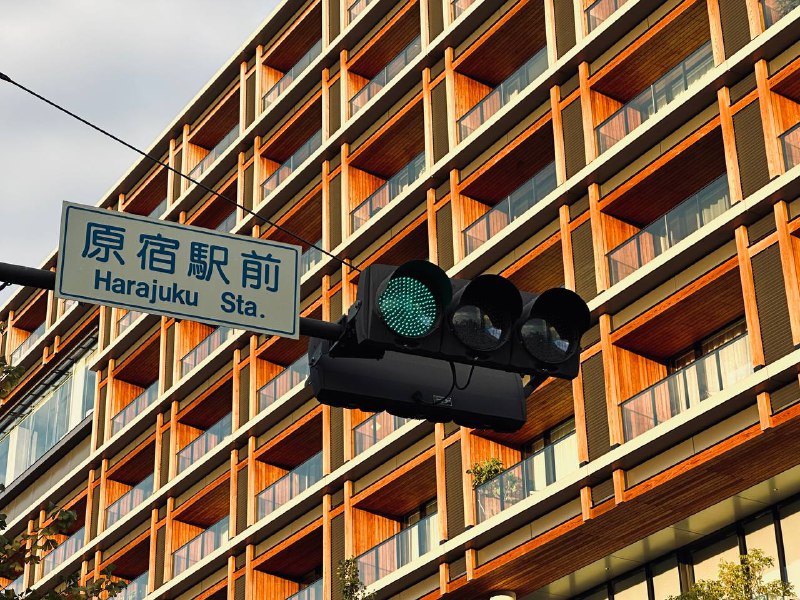 日本旅游真开始繁荣了🤣平时没啥人的亚瑟士店里全是欧美人，试穿甚至要排队了亚瑟士新款都贼帅，发评论区了