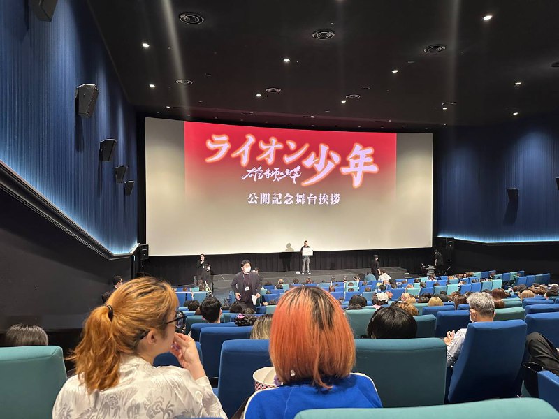 旁边的日本观众狂哭结束了以后掌声大约有一分钟哭完了开始补妆了🤣