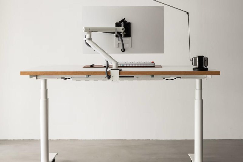 这升降桌是日本一个网红设计师的品牌这个品牌经常出一新品马上就售罄了我寻思多厉害呢 结果发现这个升降桌的电动桌腿是用的乐歌现成方案 （E8/E7）合着自己就出了一个桌子板 就卖15万 后面一看这他妈桌子板也是中国产的😅