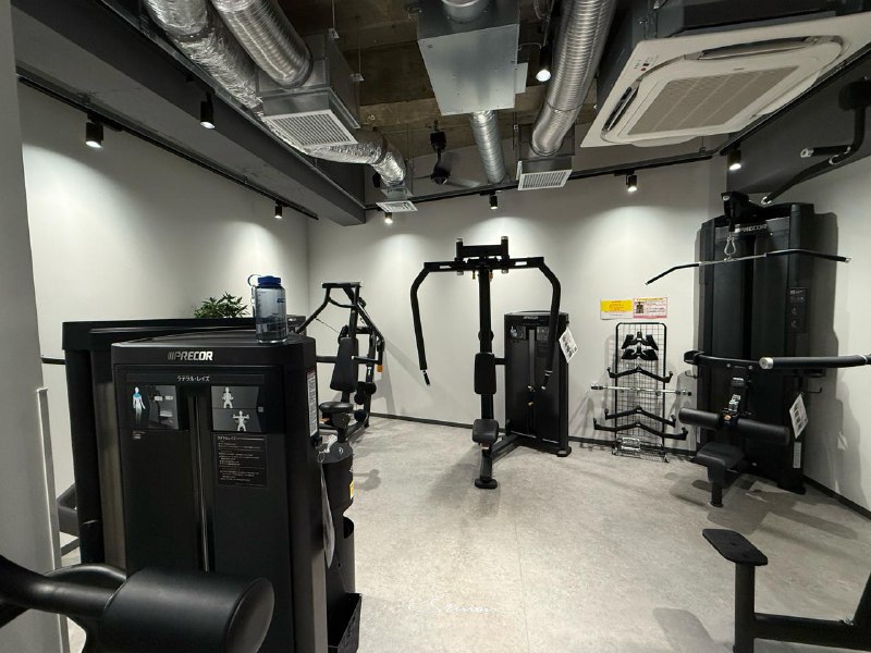 在日本健身房健身 4 个月了，总体体验很好👀- 用完机械后需要拿消毒湿巾擦拭，器械归位；- 有专用的消毒湿巾拿取处和垃圾桶；- 没有任何私教推广，每个器材都配有图文说明（含训练计划），二维码扫码可以查看教学视频；- 有氧运动器械都可以收看电视、手机投屏、支持 Youtube网飞等流媒体；无氧区也有公用电视；- 有专属APP查看健身房拥挤情况、绑定手机电子卡解锁 24 小时健身房的门禁；- 有独立的卫、浴间，女士也有专属洗浴区域；- 储物柜附近有衣架，下雨时大家都会自觉把衣服放在最下一层；- 每个人进入或者离开，工作人员都会给你打招呼；最后， anytime 健身房全国、全球连锁，可以凭借会员身份进入任意的健身房