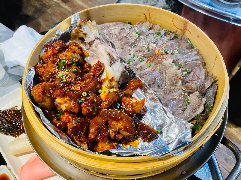 打卡大久保最近的网红韩国料理🇰🇷不是炸鸡，不是烤肉，没有辣白菜😂是麻辣猪蹄+牛肉双拼🥩卷着生菜叶吃 还挺美味👌🏻