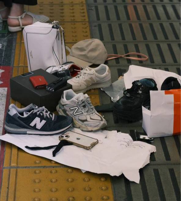 刚刚山手线紧急事故发生后，逃出车厢的人们遗留在车厢内的物品