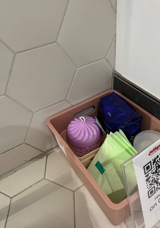 忘了带卫生巾出门，点完单问女店员，请问你们有卫生巾吗？店员像机器人一样快速蹦出一串字，前面出去左拐走到底