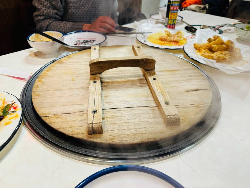 铁锅炖还没熟 人还没到齐四个菜全被中介吃了😅真没素质