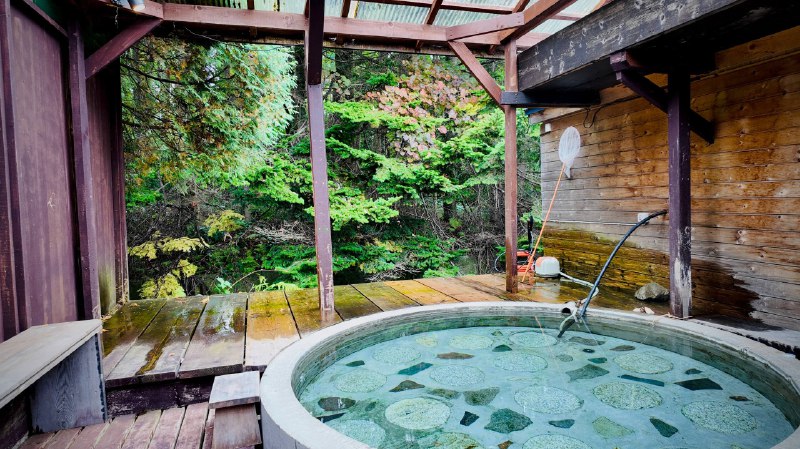 清晨起来先泡一个温泉♨️秋天的温度加上小雨微风实在是太舒服了🥹