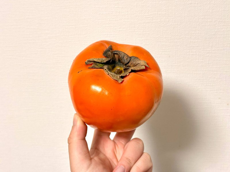 路过超市买了个爱媛县产的超大号柿子，这玩意怎么吃啊🥹