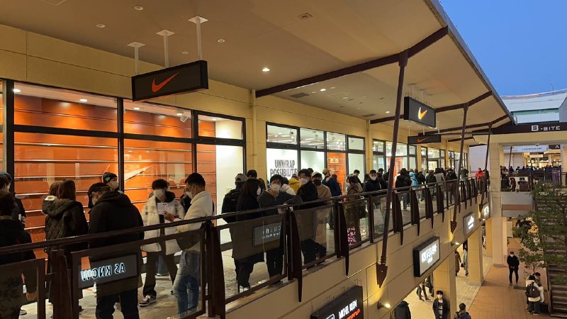 耐克排队这么长，疯了