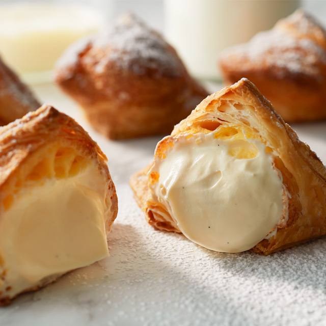 秋叶原车站这个泡芙好好吃！！！我买了最后一个巧克力味儿的