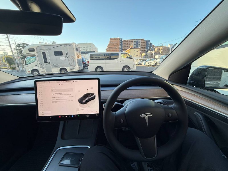 这日本特斯拉怎么转向灯是反的，适应了半天😅