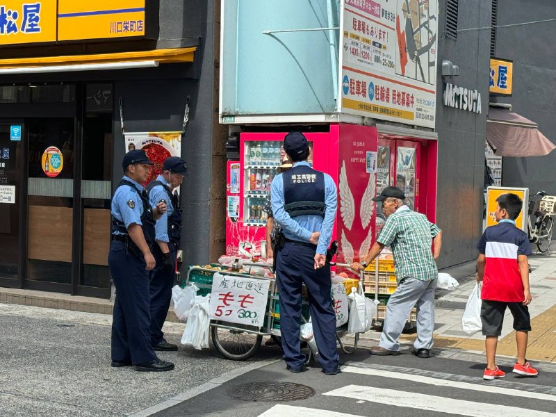 日本城管暴力执法，竟然欺负一个老头😆