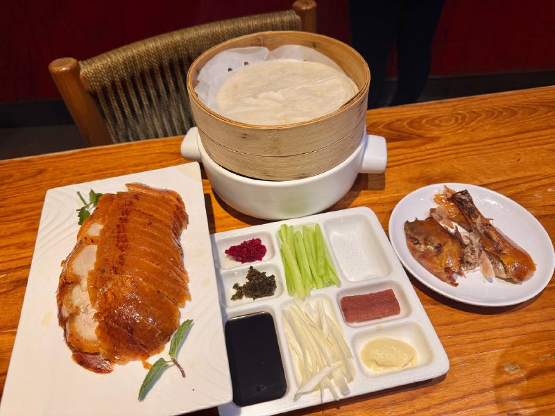 经我鉴定吊打上海大董烤鸭但是这家店说自己的烤鸭师傅是大董的莫非是北京大董的师傅😂