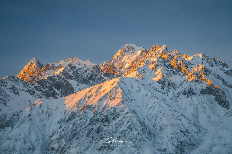 #写真今天吃早餐的时候感觉要日照金山了急急忙忙去车里拿相机 感觉来不及了但最后还是拍到了这一抹金色