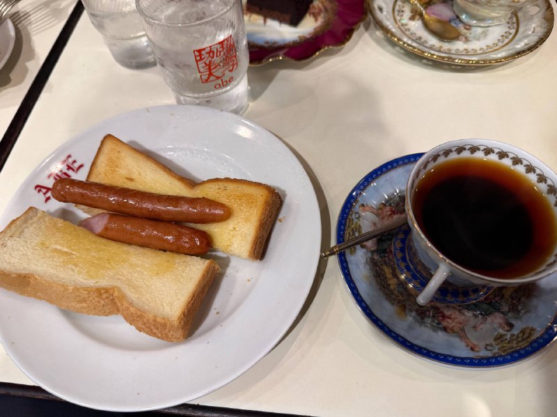 吃了火锅以后，我想了想还是喝咖啡好🥹是谁早晨户外3℃的时候在门口排了半小时咖啡美学☕️店里装修太精致了，就连刀叉都是用的新泻的一家高端餐具🍽