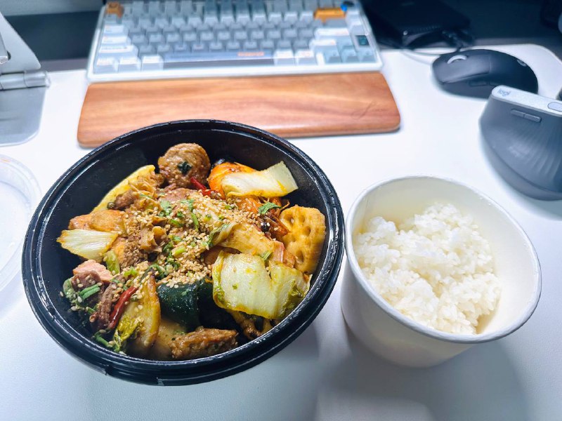 这海底捞外卖五折真行 还送一堆零食