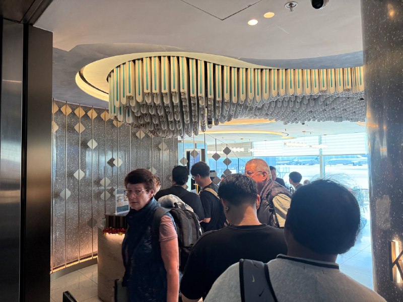 打卡一下香港Priority Pass 2025 卓越奖休息室番茄芝士猪肉焗饭和牛肉烧卖不错，别的都挺一般关键是还排队😂排了十分钟才进来打卡一下香港Priority Pass 2025 卓越奖休息室番茄芝士猪肉焗饭和牛肉烧卖不错，别的都挺一般关键是还排队😂排了十分钟才进来