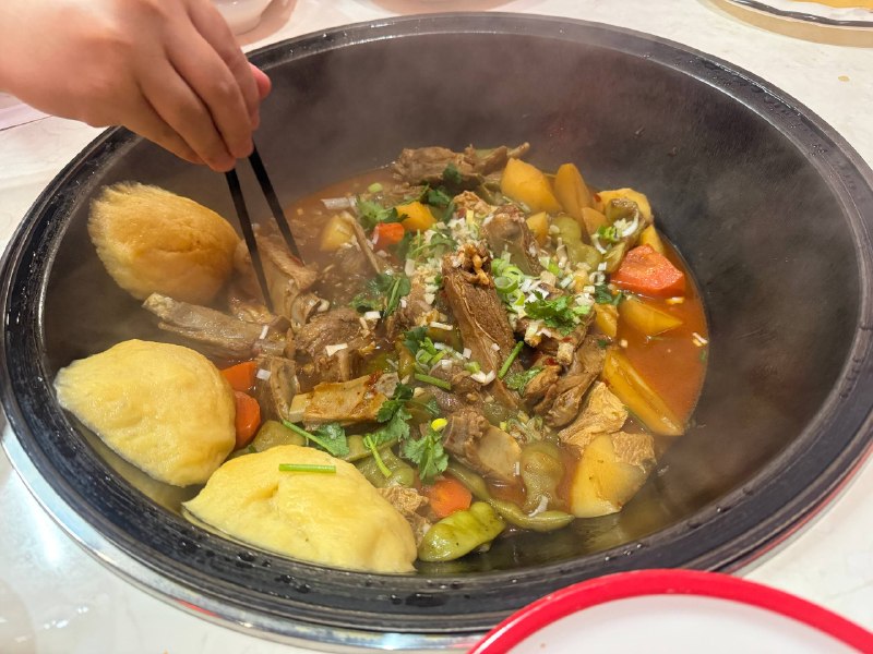 下雨天就适合吃铁锅炖