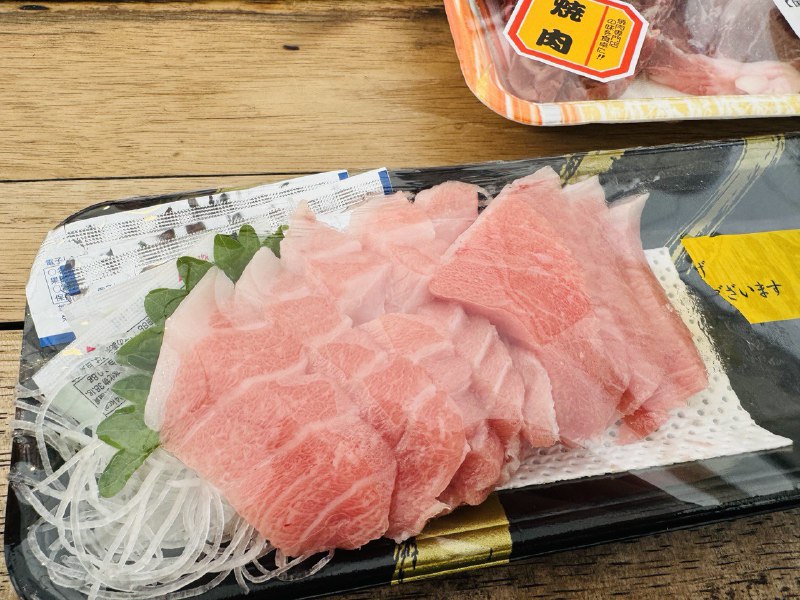 #Food #Life ⭐️西日本最大级市场 とれとれ市場📍〒649-2201 和歌山県西牟婁郡白浜町堅田2521 とれとれ市场位于日本和歌山县的白滨市，不仅是西日本最大量级的海鲜市场，同时还因柯南动画里出现而闻名