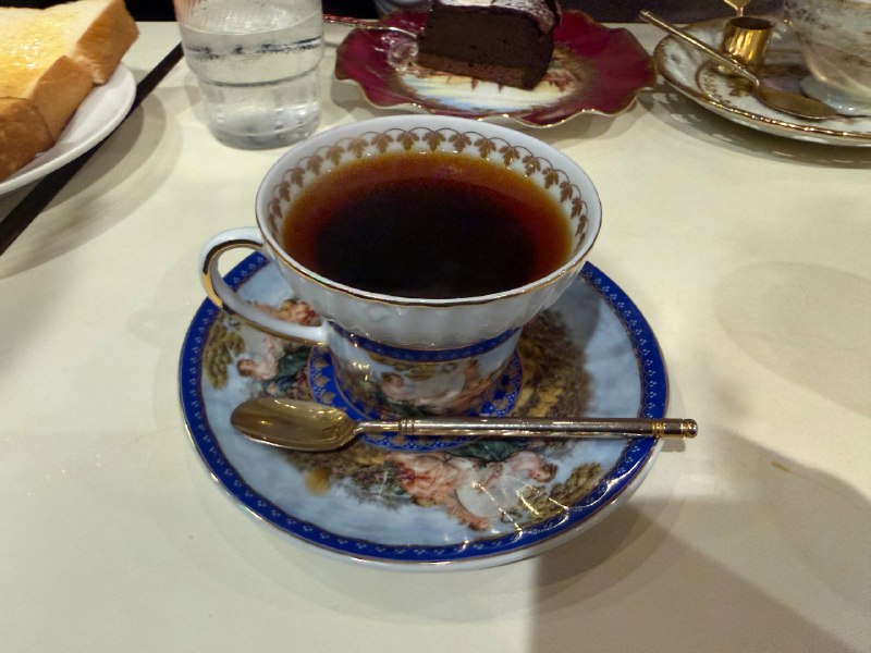 吃了火锅以后，我想了想还是喝咖啡好🥹是谁早晨户外3℃的时候在门口排了半小时咖啡美学☕️店里装修太精致了，就连刀叉都是用的新泻的一家高端餐具🍽