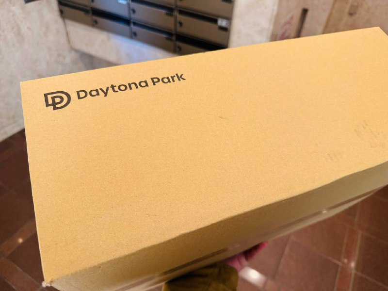 在群友都在购买昂贵的羽绒服的时候我隆重向大家介绍Freak Store这款P棉黑标棉服重量轻、抗水、相当于羽绒550蓬，更重要的是仅需500圆子就可入手（搞活动还送双袜子）🥳真可谓穷人在东京过冬不可多得的一件佳品在群友都在购买昂贵的羽绒服的时候我隆重向大家介绍Freak Store这款P棉黑标棉服重量轻、抗水、相当于羽绒550蓬，更重要的是仅需500圆子就可入手（搞活动还送双袜子）🥳真可谓穷人在东京过冬不可多得的一件佳品