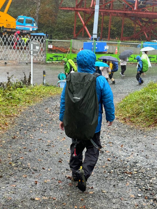 开始徒步！人家的装备和我的形成鲜明对比🤣开始徒步！人家的装备和我的形成鲜明对比🤣