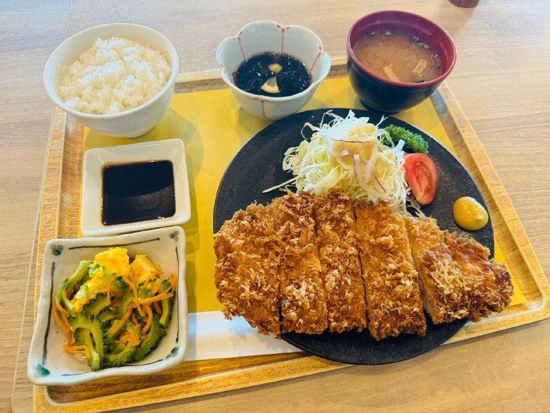 吃上了听说这个苦瓜炒鸡蛋是当地特色🤔这菜真咸