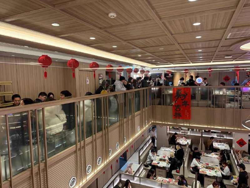 这海底捞排了一层的队