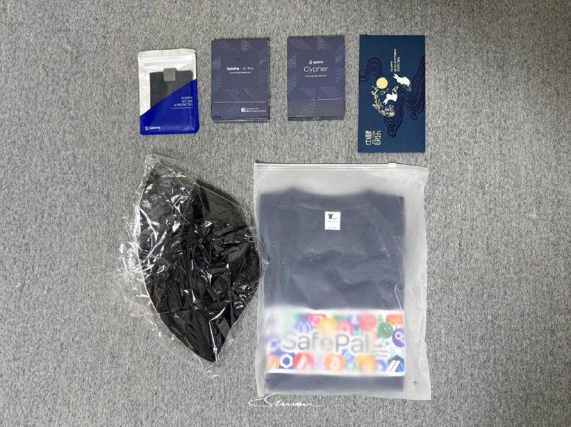 #开箱收到 SafePal 中秋礼盒啦～非常感谢SafePal的小伙伴赶在中秋之前跨国邮寄到日本的月饼和中秋礼物🎁因为国庆假期一直在北海道周游，所以没能在中秋开箱😭不过今天一回东京第一时间拿到✌️·一份感谢信·一份美心白莲蓉月饼🥮·一份SafePal钱包套装·一只可以双面戴的帽子，很酷·一件SafePal的T恤，XL我穿着正好✌️开箱结束直接开吃，再次感谢 SafePal和小伙伴的神速快递！中秋快乐🎉#开箱收到 SafePal 中秋礼盒啦～非常感谢SafePal的小伙伴赶在中秋之前跨国邮寄到日本的月饼和中秋礼物🎁因为国庆假期一直在北海道周游，所以没能在中秋开箱😭不过今天一回东京第一时间拿到✌️·一份感谢信·一份美心白莲蓉月饼🥮·一份SafePal钱包套装·一只可以双面戴的帽子，很酷·一件SafePal的T恤，XL我穿着正好✌️开箱结束直接开吃，再次感谢 SafePal和小伙伴的神速快递！中秋快乐🎉