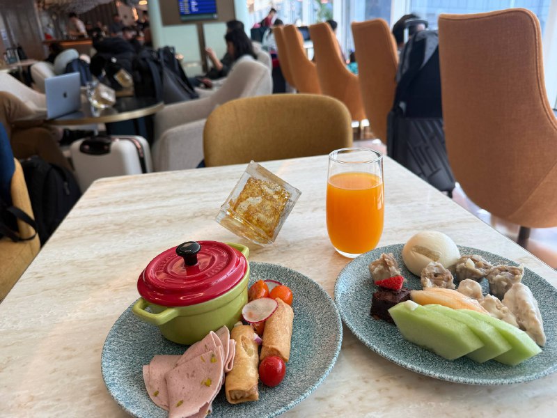 打卡一下香港Priority Pass 2025 卓越奖休息室番茄芝士猪肉焗饭和牛肉烧卖不错，别的都挺一般关键是还排队😂排了十分钟才进来打卡一下香港Priority Pass 2025 卓越奖休息室番茄芝士猪肉焗饭和牛肉烧卖不错，别的都挺一般关键是还排队😂排了十分钟才进来