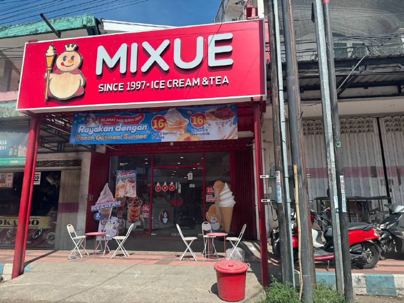 家人们回国了 喝一下子蜜雪冰城