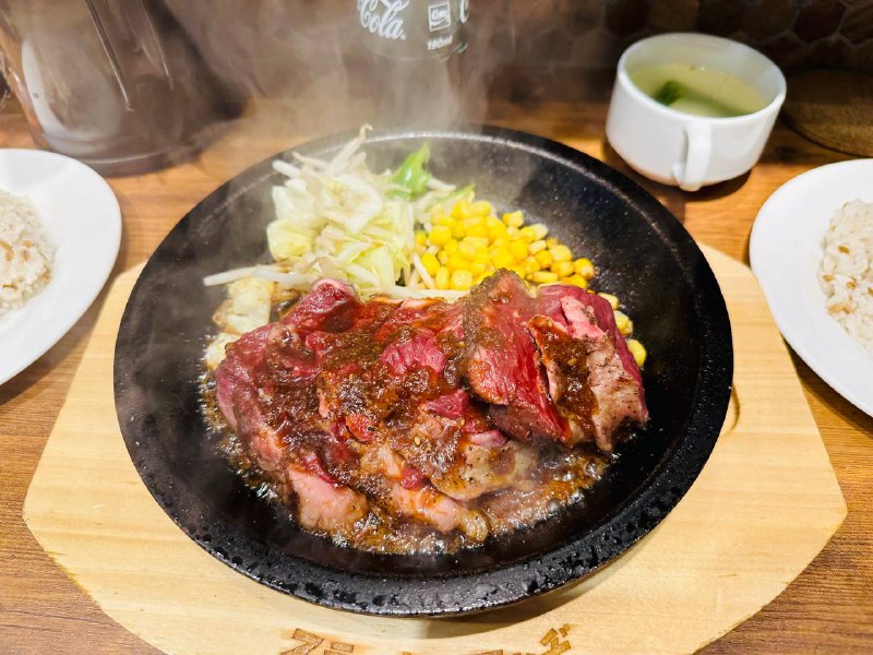 干饭的时候旁边的欧美人非得让我吃他的米饭我当时就急了 绝对不吃嗟来之食然后他刚结账我就把米饭端过来了