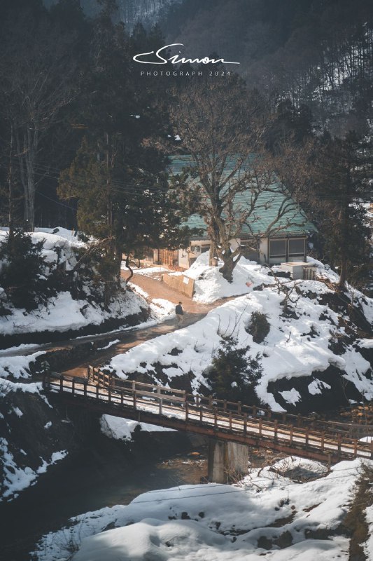 #写真等了半天才等到在残雪小径上走过的路人🚶太阳正好从侧面照射过来 把这条小路染上些许颜色🌇