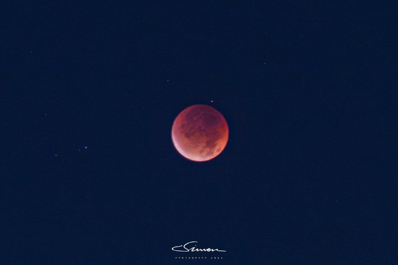 #写真顺利拍到血月，大家晚安✌️可惜焦段不太够🥺但是可以凑合看