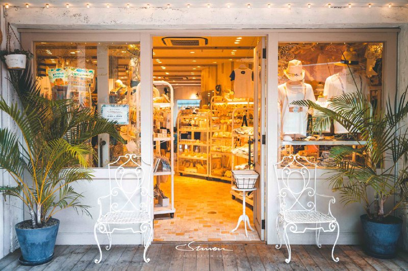 #写真在冲绳总能看一些有趣的店，好喜欢这种五颜六色的设计风格😋