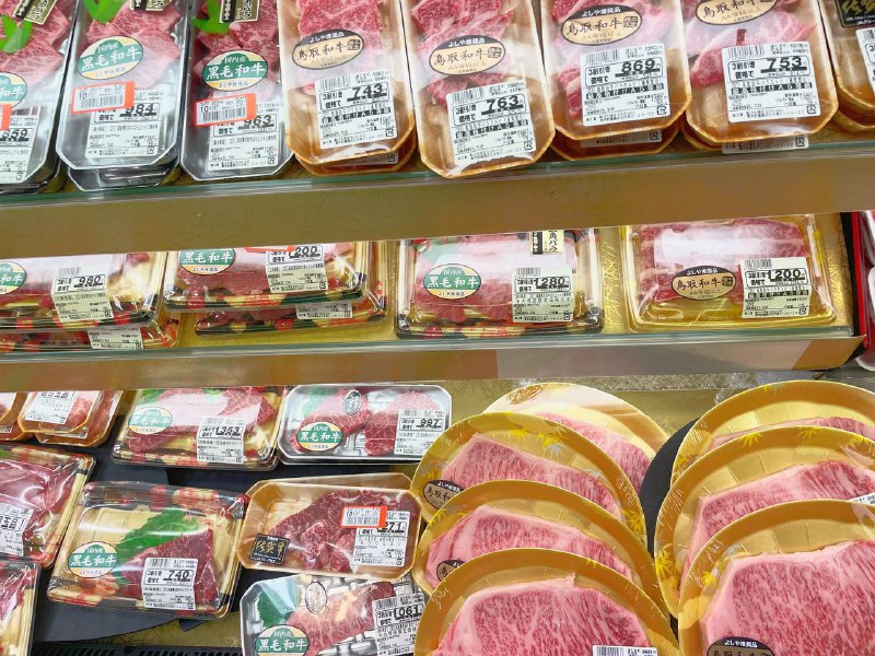 日本普通超市和牛的价格，右下角是A5级别的鸟取和牛，2000日元