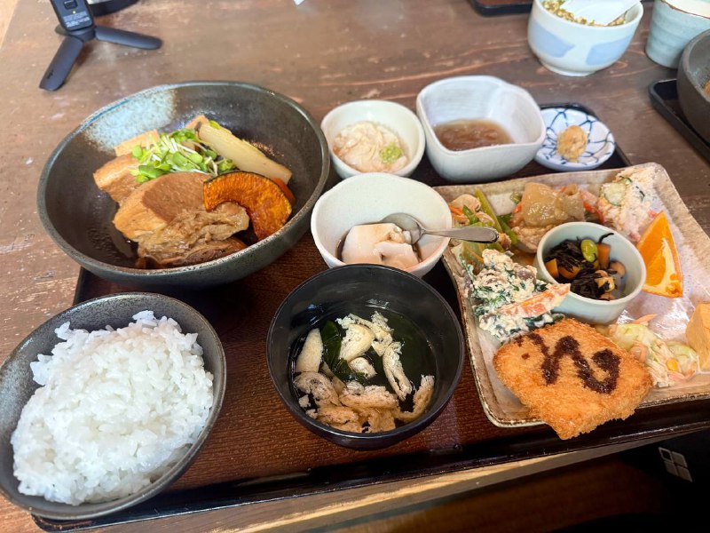 2200日元我差点吃撑死了第一次感觉定食端上来以后不知道先吃哪个