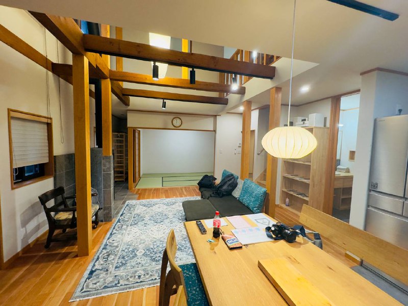 今天住有100年历史的双层大别墅🤣里面翻修过后真的完全看不出来今天住有100年历史的双层大别墅🤣里面翻修过后真的完全看不出来