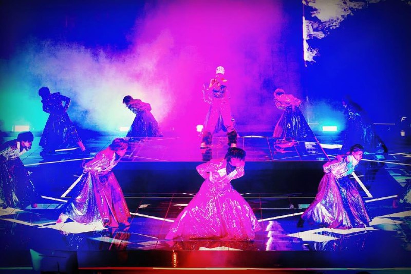 浜崎あゆみ刚刚在 ins 发布了自己在上海舞台上表演的照片